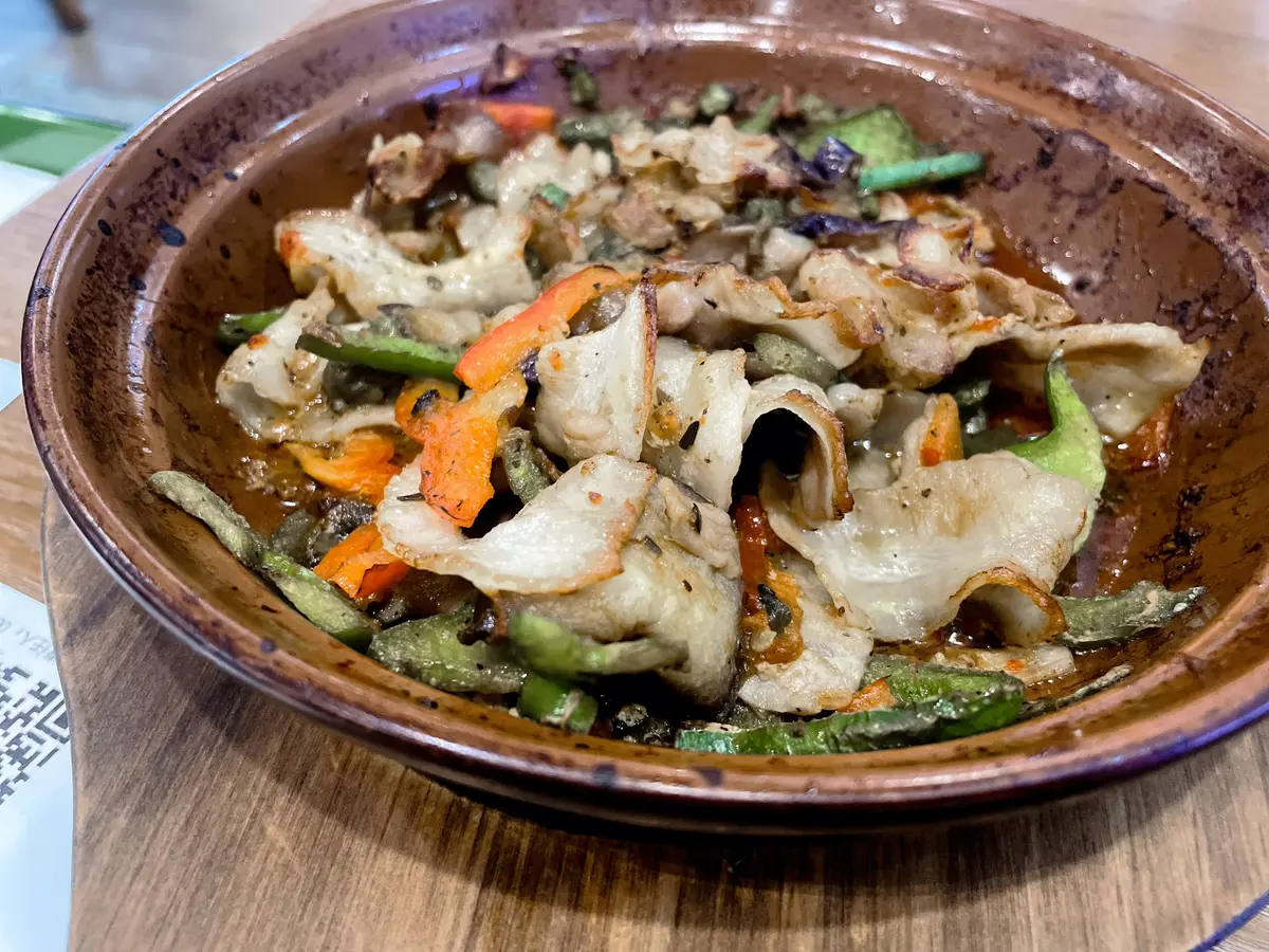 陶锅煸五花肉配四季豆